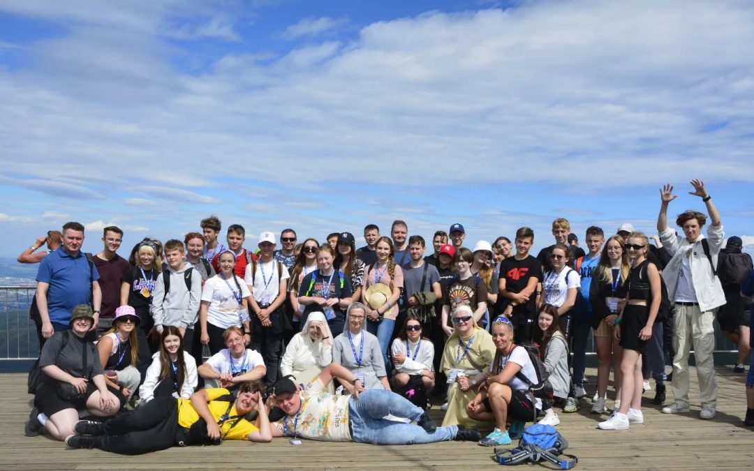 WAKACYJNE DNI SKUPIENIA STYPENDYSTÓW FUNDACJI „DZIEŁO NOWEGO TYSIĄCLECIA” W&nbsp;SZKLARSKIEJ PORĘBIE