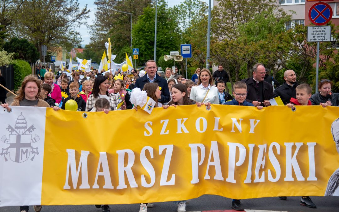 PIERWSZY SZKOLNY MARSZ PAPIESKI W&nbsp;BOGATYNI